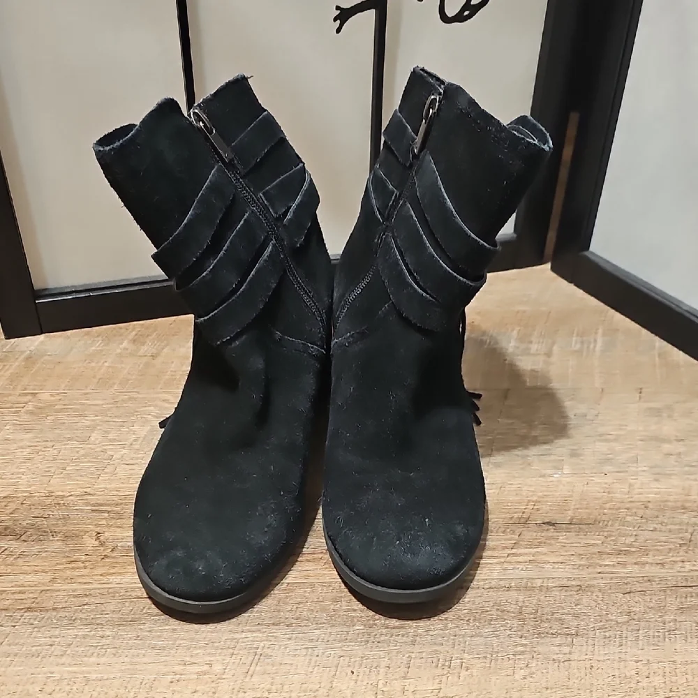 Koolaburra UGG Black Zippered Ankle Boots Kenz Suede Tassel Size 9